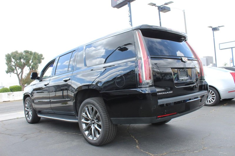 Cadillac Escalade ESV Vehicle Full-screen Gallery Image 03