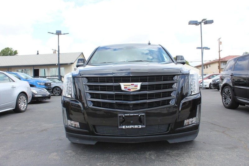 Cadillac Escalade ESV Vehicle Full-screen Gallery Image 05