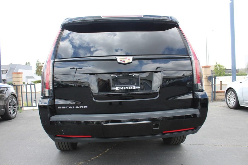 Cadillac Escalade ESV Vehicle Full-screen Gallery Image 06