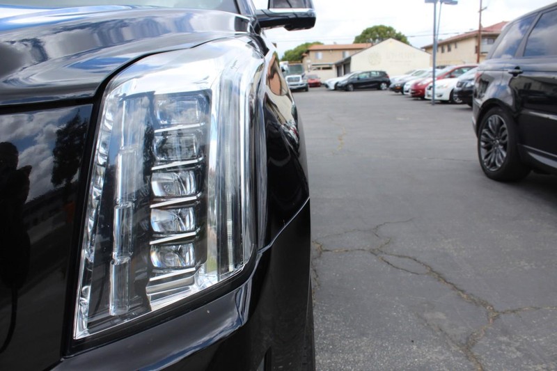 Cadillac Escalade ESV Vehicle Full-screen Gallery Image 09
