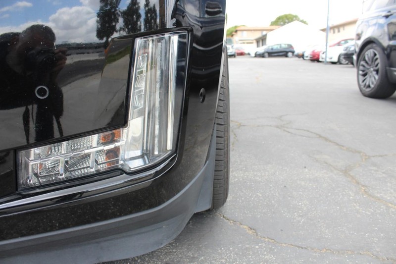 Cadillac Escalade ESV Vehicle Full-screen Gallery Image 10