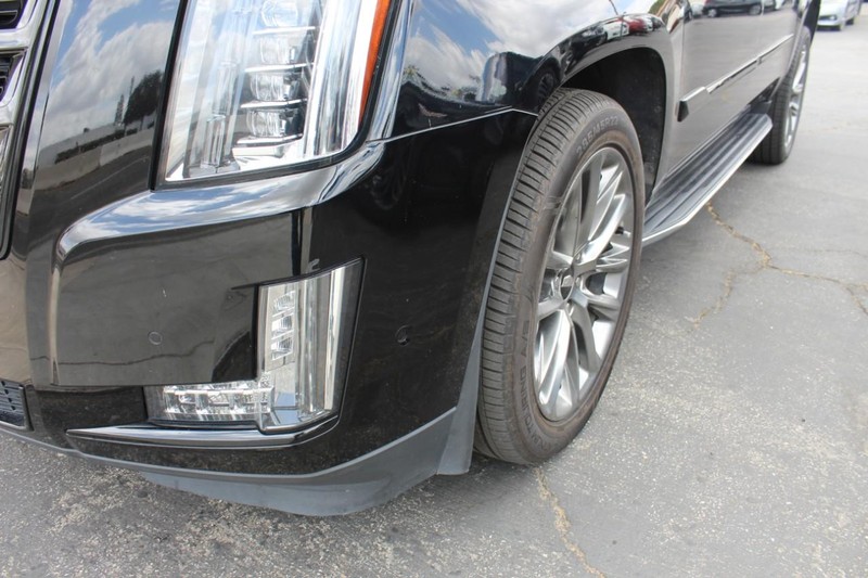 Cadillac Escalade ESV Vehicle Full-screen Gallery Image 11