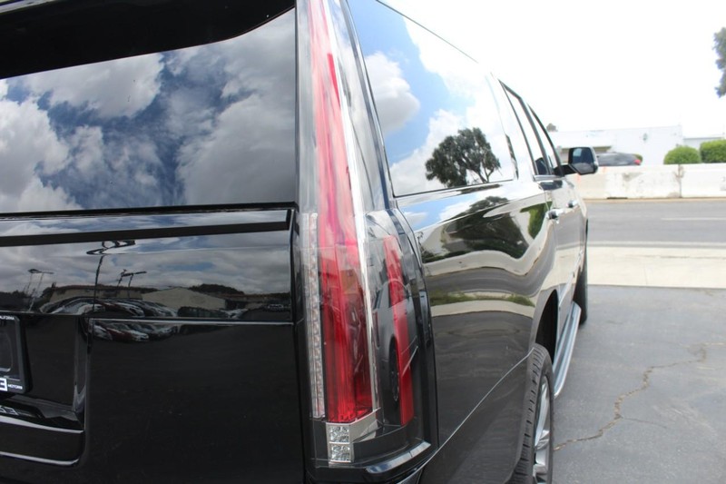 Cadillac Escalade ESV Vehicle Full-screen Gallery Image 12