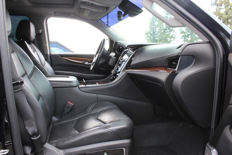 Cadillac Escalade ESV Vehicle Full-screen Gallery Image 14