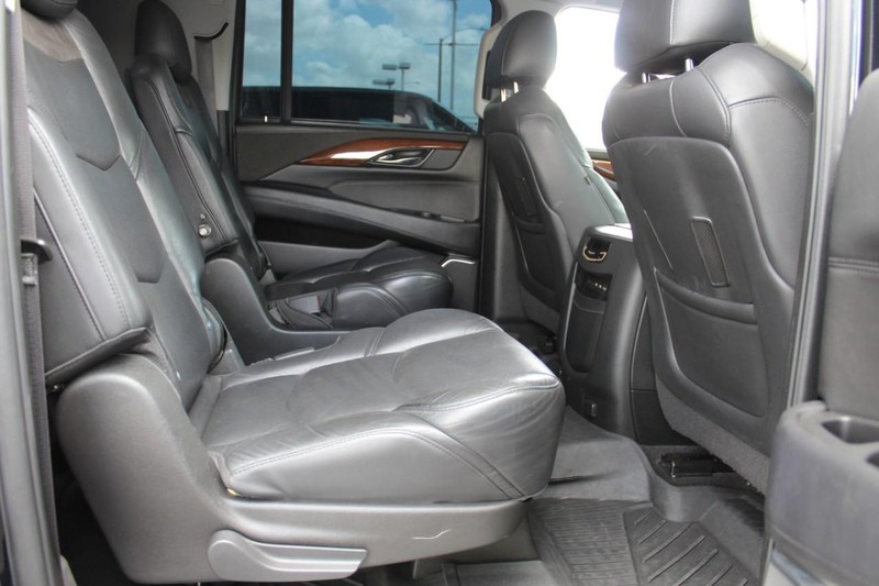 Cadillac Escalade ESV Vehicle Full-screen Gallery Image 15