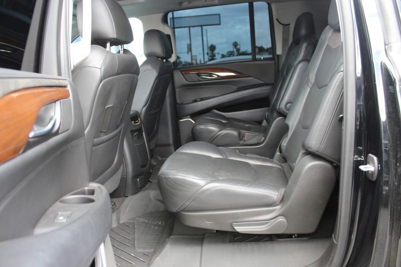 Cadillac Escalade ESV Vehicle Full-screen Gallery Image 16