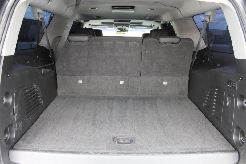 Cadillac Escalade ESV Vehicle Full-screen Gallery Image 18