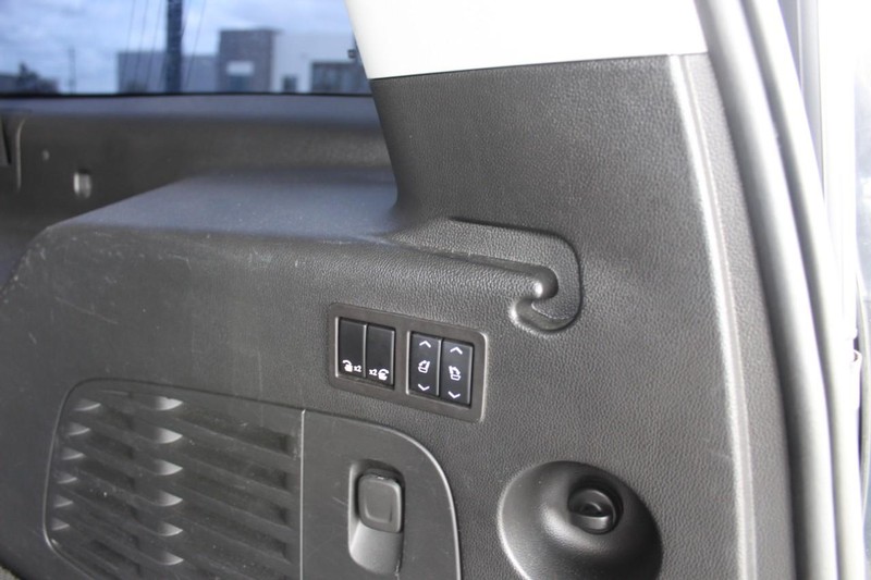 Cadillac Escalade ESV Vehicle Full-screen Gallery Image 19