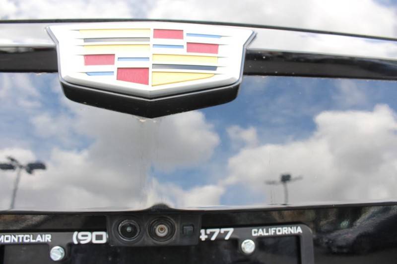 Cadillac Escalade ESV Vehicle Full-screen Gallery Image 20
