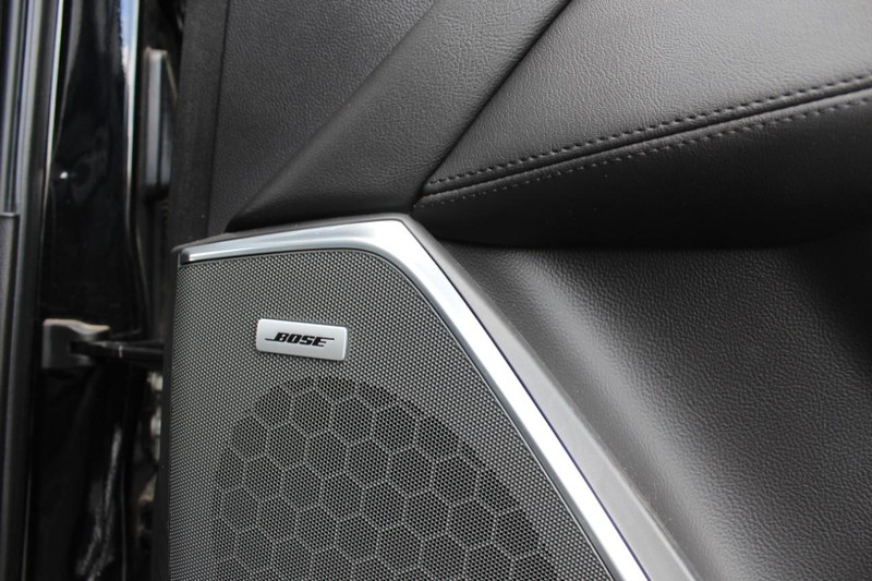Cadillac Escalade ESV Vehicle Full-screen Gallery Image 21