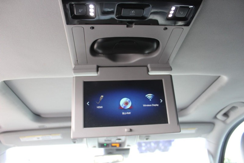 Cadillac Escalade ESV Vehicle Full-screen Gallery Image 23