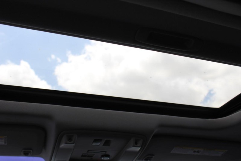 Cadillac Escalade ESV Vehicle Full-screen Gallery Image 25