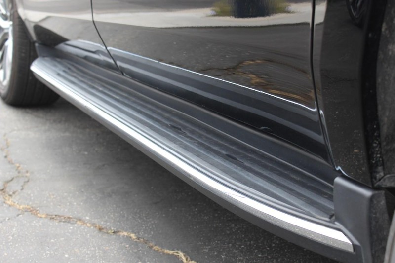 Cadillac Escalade ESV Vehicle Full-screen Gallery Image 27