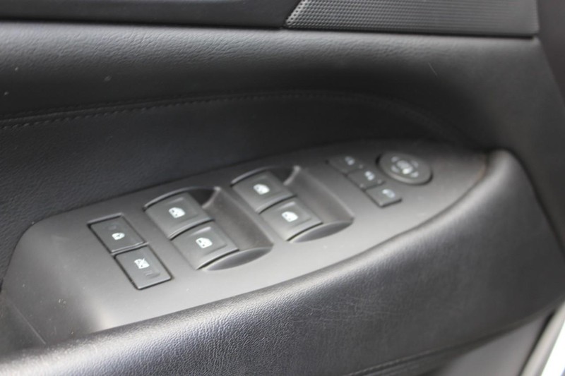 Cadillac Escalade ESV Vehicle Full-screen Gallery Image 28
