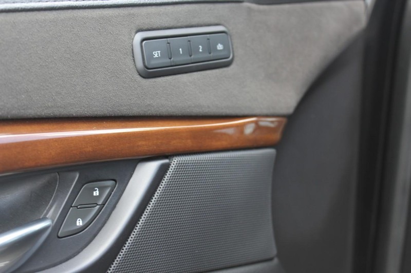 Cadillac Escalade ESV Vehicle Full-screen Gallery Image 29