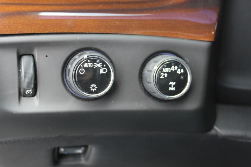 Cadillac Escalade ESV Vehicle Full-screen Gallery Image 31