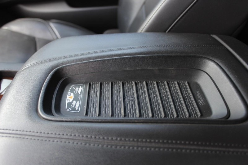 Cadillac Escalade ESV Vehicle Full-screen Gallery Image 34