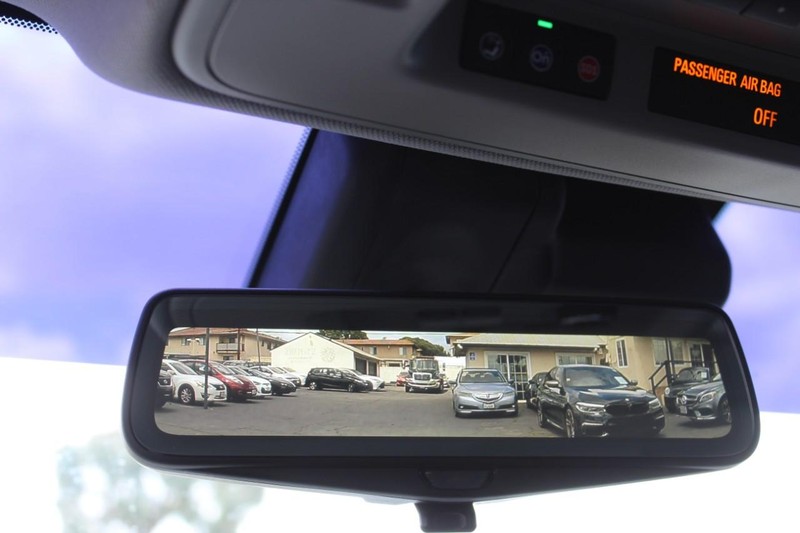Cadillac Escalade ESV Vehicle Full-screen Gallery Image 35