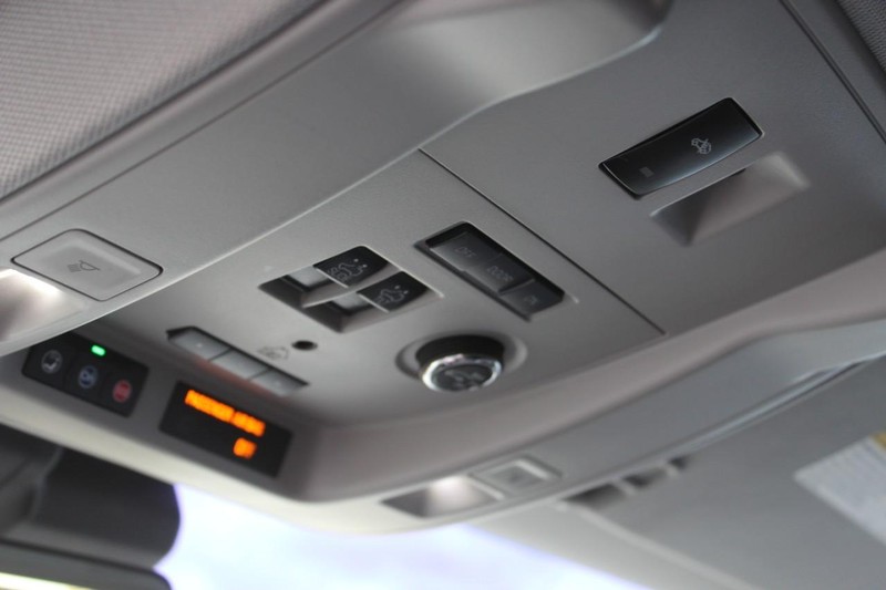 Cadillac Escalade ESV Vehicle Full-screen Gallery Image 37