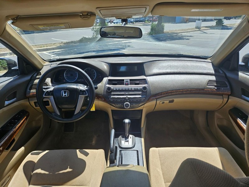 Honda Accord Sedan Vehicle Full-screen Gallery Image 10
