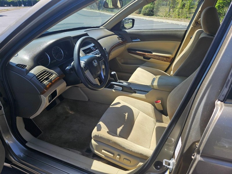 Honda Accord Sedan Vehicle Full-screen Gallery Image 12
