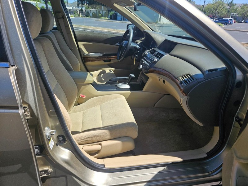 Honda Accord Sedan Vehicle Full-screen Gallery Image 16