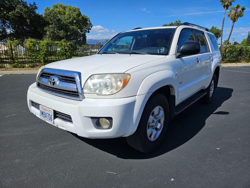 Toyota 4Runner Vehicle Full-screen Gallery Image 01