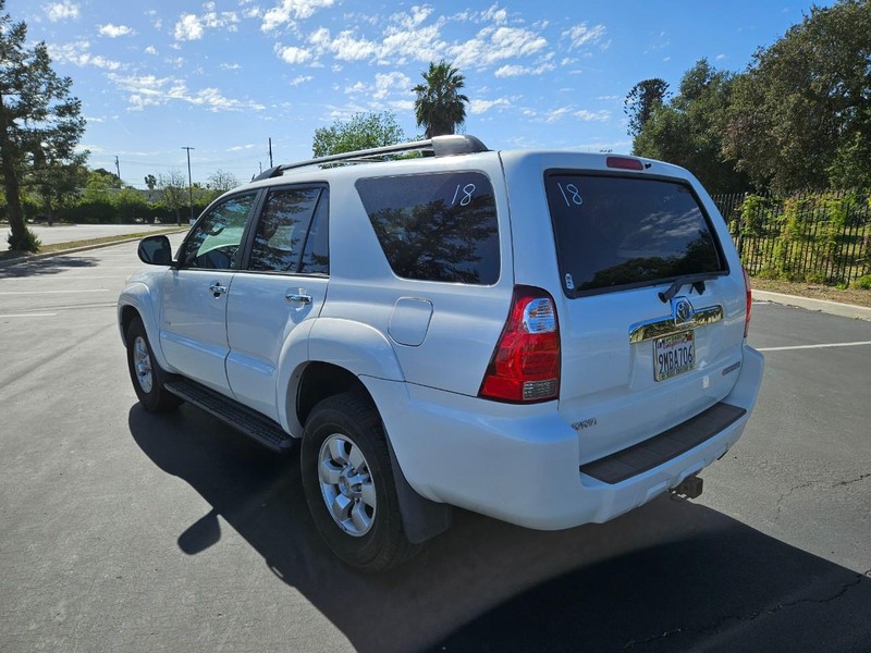 Toyota 4Runner Vehicle Full-screen Gallery Image 03
