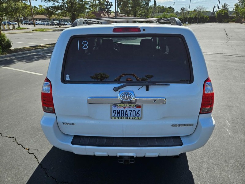 Toyota 4Runner Vehicle Full-screen Gallery Image 04
