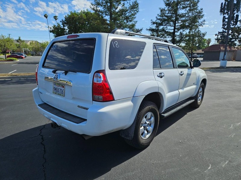 Toyota 4Runner Vehicle Full-screen Gallery Image 05