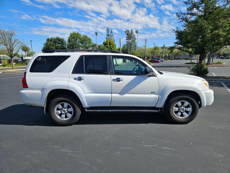 Toyota 4Runner Vehicle Full-screen Gallery Image 06