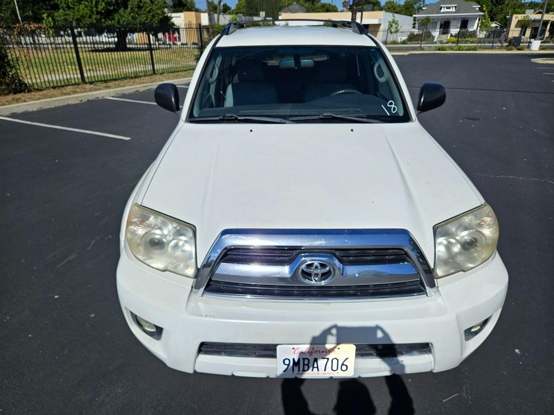 Toyota 4Runner Vehicle Full-screen Gallery Image 08