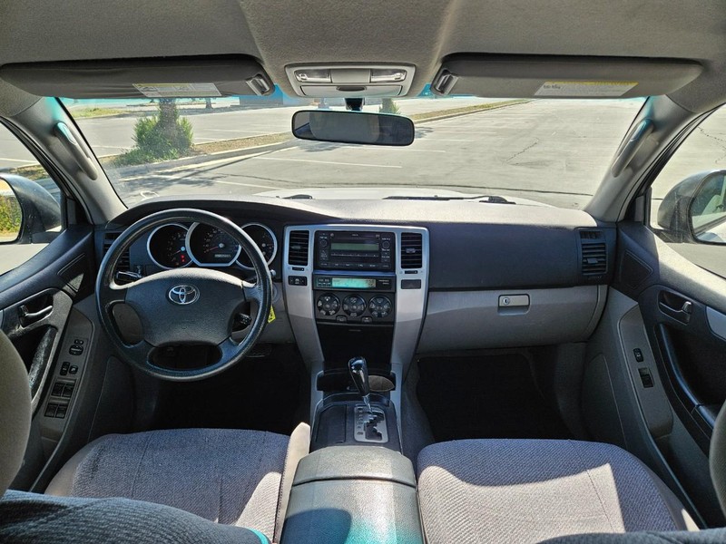 Toyota 4Runner Vehicle Full-screen Gallery Image 09