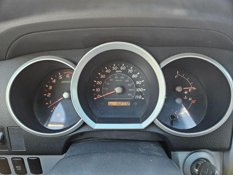 Toyota 4Runner Vehicle Full-screen Gallery Image 10