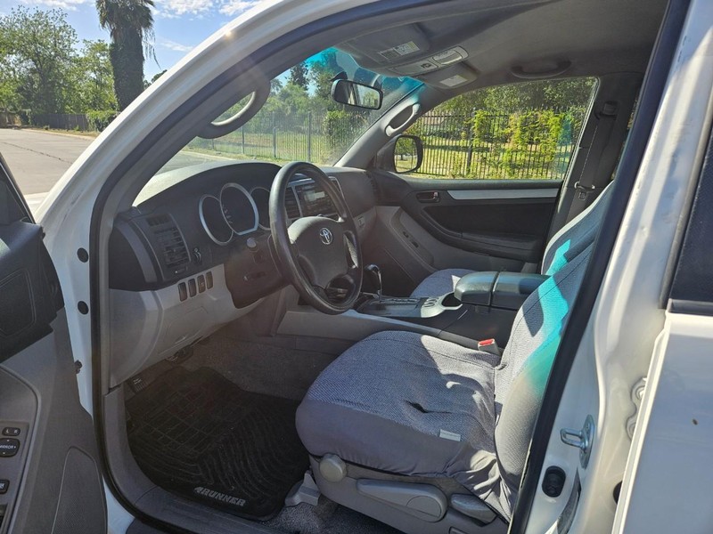 Toyota 4Runner Vehicle Full-screen Gallery Image 11