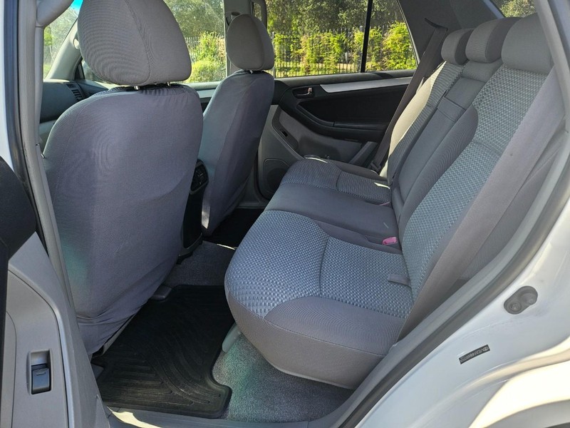 Toyota 4Runner Vehicle Full-screen Gallery Image 12