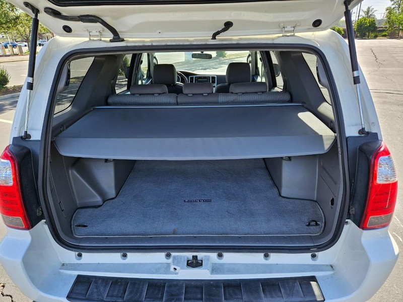 Toyota 4Runner Vehicle Full-screen Gallery Image 13