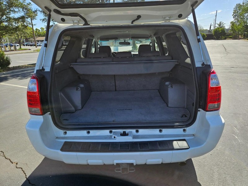 Toyota 4Runner Vehicle Full-screen Gallery Image 14