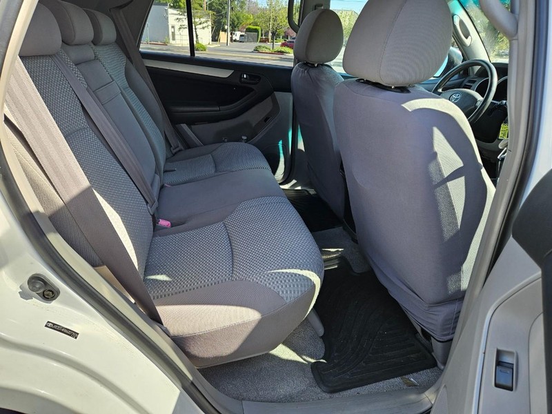 Toyota 4Runner Vehicle Full-screen Gallery Image 15