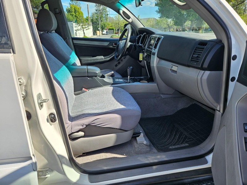 Toyota 4Runner Vehicle Full-screen Gallery Image 16
