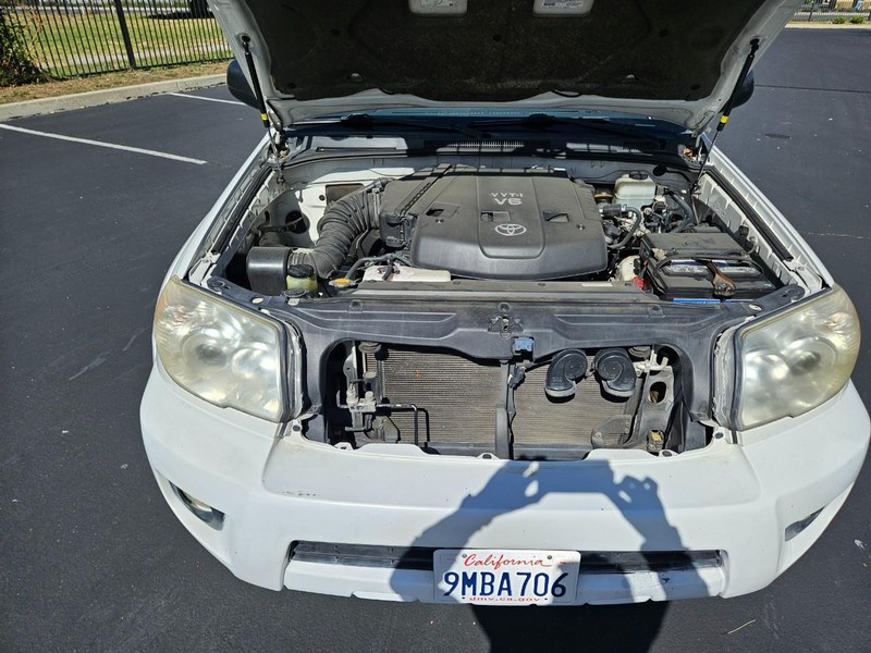 Toyota 4Runner Vehicle Full-screen Gallery Image 17