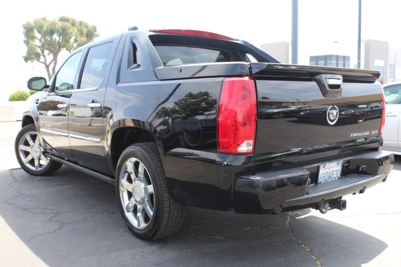 Cadillac Escalade EXT Vehicle Full-screen Gallery Image 04
