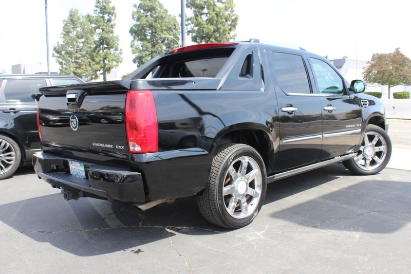 Cadillac Escalade EXT Vehicle Full-screen Gallery Image 05