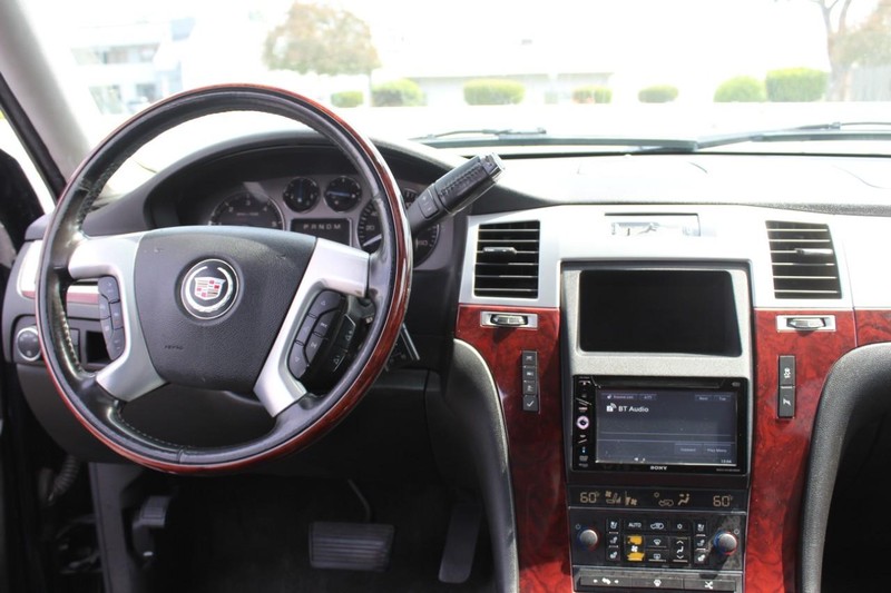 Cadillac Escalade EXT Vehicle Full-screen Gallery Image 10