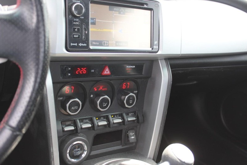 Subaru BRZ Vehicle Full-screen Gallery Image 17