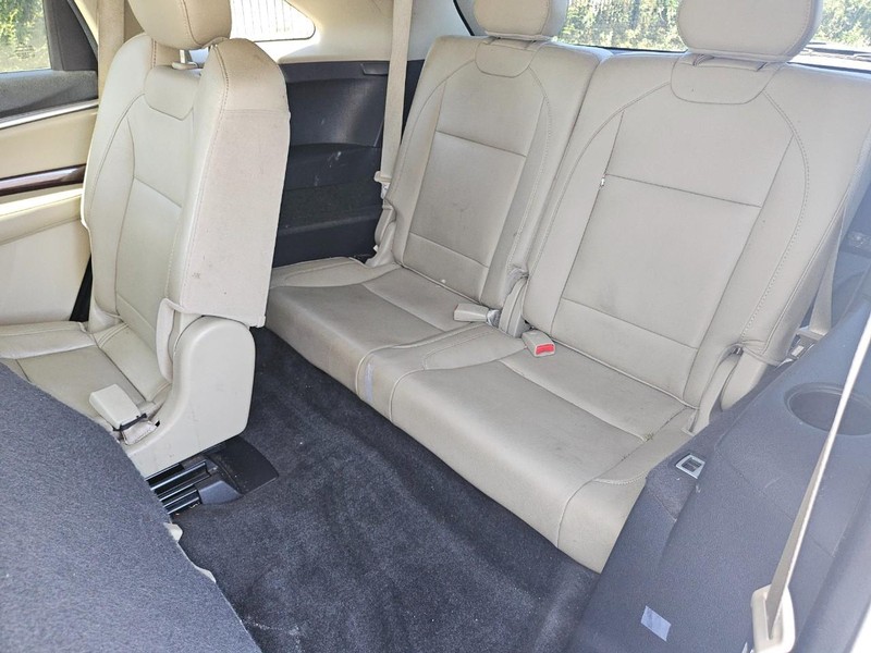 Acura MDX Vehicle Full-screen Gallery Image 15