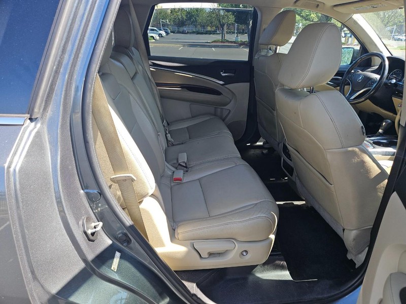 Acura MDX Vehicle Full-screen Gallery Image 18