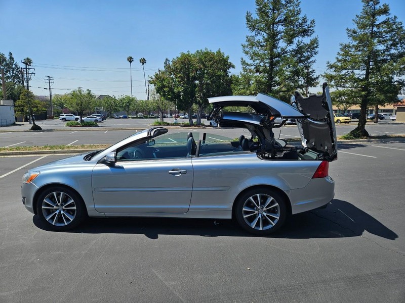 Volvo C70 Vehicle Full-screen Gallery Image 03