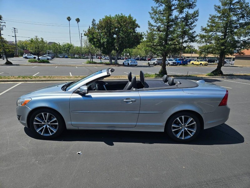 Volvo C70 Vehicle Full-screen Gallery Image 04