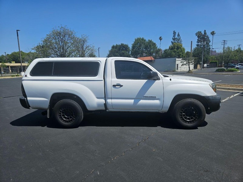 Toyota Tacoma Vehicle Full-screen Gallery Image 01